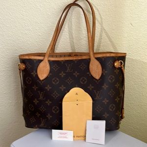 Authentic Loui Vuitton in very good shape!!! Tags and dust bag included
